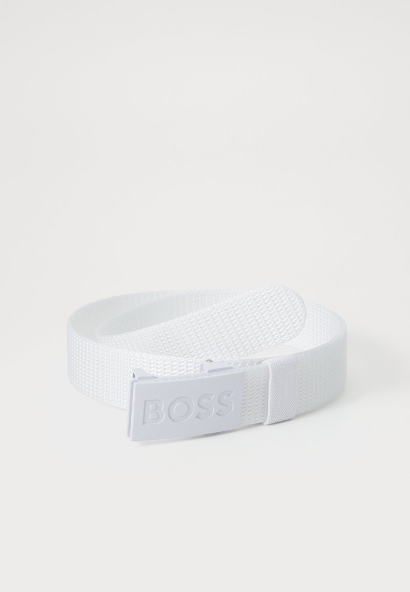 Bílý opasek vyrobený z texturovaného materiálu s hladkou plastovou přezkou, na které je vytištěn text "BOSS." Obsahuje tkaný design.