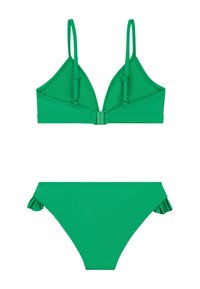 Zöld bikini szett, amely egy háromszög alakú bralettet tartalmaz állítható pántokkal és kapoccsal, valamint fodros oldali díszítéssel rendelkező alsórészt.