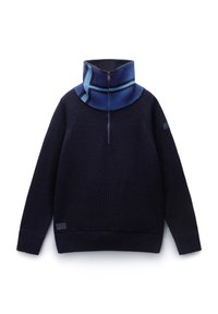 Ciemnoniebieski sweter dziany z wysokim kołnierzem, wyposażony w zamek błyskawiczny oraz fakturowany wzór. Zawiera niebieski pasek akcentujący przy kołnierzu.