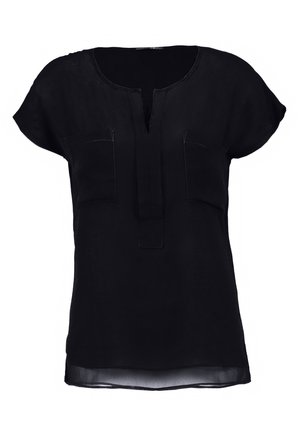 Blouse noire à manches courtes, avec une encolure ronde fendue, deux poches poitrine et un ourlet transparent.