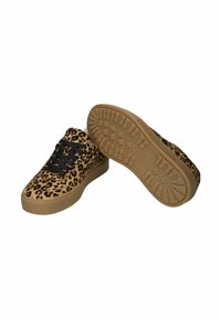 Zapatillas de deporte con estampado de leopardo, con parte superior de tela suave, cordones negros y suela de goma con un patrón de agarre texturizado.