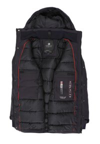 Melna pūkaina jaka ar kapuci, ar sarkaniem akcentiem, ar kviltiņu iekšpusē un vairākām rāvējslēdzēja kabatām uzglabāšanai. Iekšpusē ir etiķete.