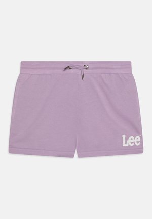 Lila Baumwollshorts mit elastischem Bund, verstellbarem Kordelzug und weißem Logo auf der linken Seite; glatte Textur und lässiges Design.