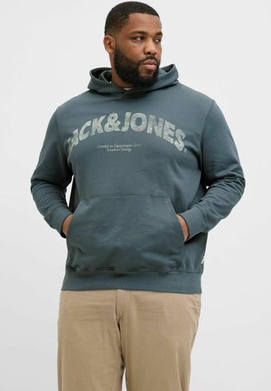 Hoodie in donker teal met een gestructureerd, lichtgekleurde logo. Beschikt over een voorzak en ribgebreide manchetten en zoom. Gemaakt van een katoenmix.