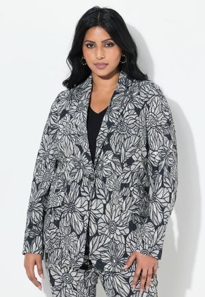 Blazer s květinovým vzorem v černobílé, se klopovým límcem, zapínáním na dva knoflíky a dvěma předními kapsami. Měkká textilie.