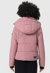 Giubbotto imbottito rosa con cappuccio, caratterizzato da sezioni trapuntate e un patch logo sull'orlo. Le maniche terminano con polsini a coste neri.