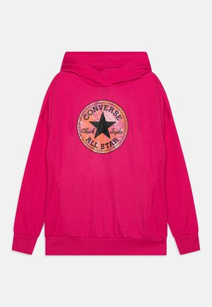 Felpa con cappuccio rosa con una grafica frontale che presenta una stella nera e il testo "Converse Chuck Taylor All Star" in un design circolare.