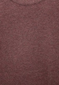 Pull en laine dans une teinte marron muet, présentant une surface douce et texturée avec un col rond classique. Aucune quincaillerie ou motif visible.