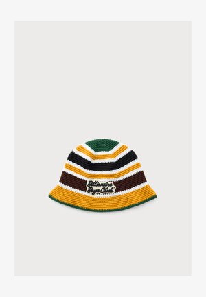 Sombrero de cubo de ganchillo con franjas alternas de verde, amarillo, negro, blanco y marrón, y un parche de "Billionaire Boys Club" en el frente.