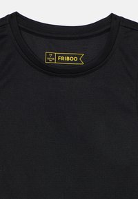 Crna majica kratkih rukava s okruglim izrezom, izrađena od teksturirane tkanine. Oznaka prikazuje "FRIBOO" i veličinu 7/8 (122/128 cm) u žutoj boji.
