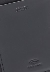 Portafoglio nero resistente agli RFID con logo in rilievo "JOOP!", texture liscia e dettagli di cucitura. Presenta un design minimalista.