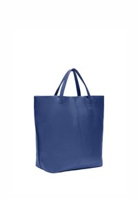 Sac fourre-tout en cuir bleu avec une texture lisse, deux poignées courtes et un design minimaliste, présentant un panneau avant sans couture et sans poches extérieures.