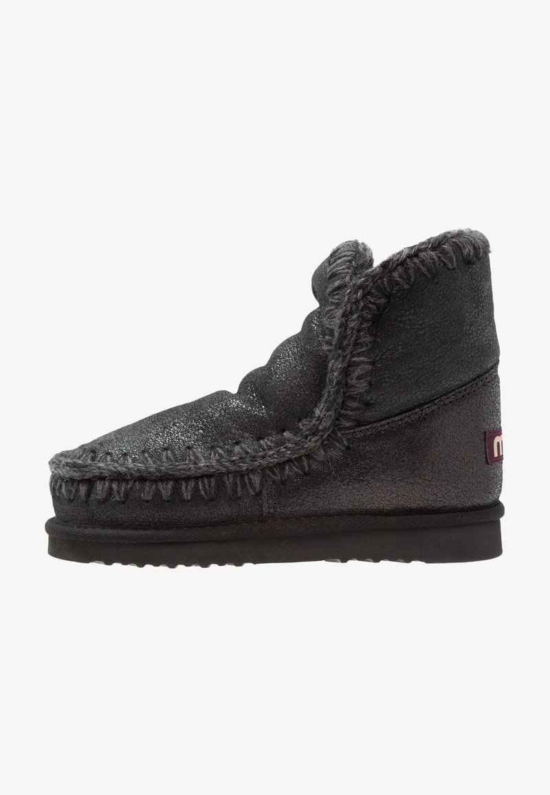 Grau Wildleder Stiefelette mit gepolstertem Schaft, Kontrastnähten, abgerundeter Zehenpartie und strukturiertem Außensohle. Verfügt über ein kleines Logo-Detail an der Seite.