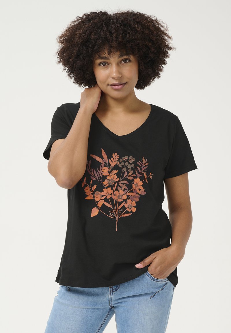 T-shirt noir en V avec un motif floral dans des nuances d'orange, à manches courtes et coupe décontractée. La texture semble lisse.