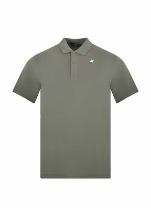 Polo de manga corta color verde oliva con tapeta de dos botones y pequeño logo blanco en el pecho izquierdo.