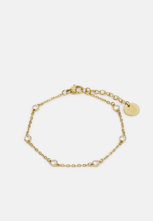 Gouden kettingarmband met vijf gelijkmatig verdeelde heldere kristallen, voorzien van een karabin sluiting en een verstelbare kettingsverlenger.