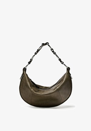 Brązowa skórzana torebka w kształcie półksiężyca z krótkim czarnym łańcuszkowym paskiem i górnym zamkiem błyskawicznym.