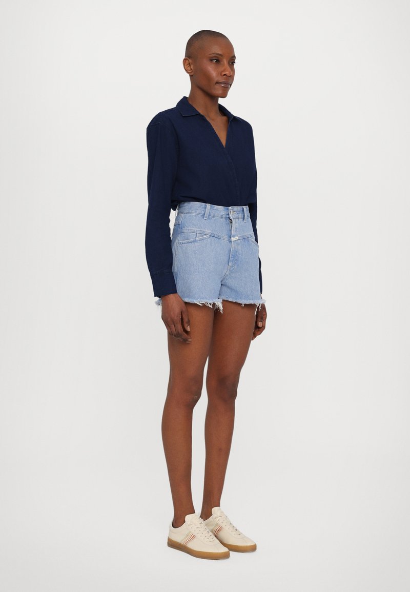 Pantaloncini lunghi in denim da donna, estivi, vintage, gamba dritta, casual, lunghezza al ginocchio, jeans con orlo sfrangiato, bermuda jorts con tasche, Blu, L