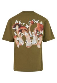 Camiseta de algodón verde oliva con un gran gráfico de setas y texto blanco que dice "PACK DE EXPANSIÓN DE RED" en la parte posterior.