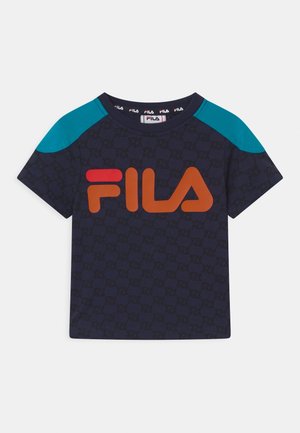 Granatowy t-shirt FILA z turkusowymi panelami na ramionach, czerwono-pomarańczowym logo FILA na przodzie oraz subtelnym powtarzającym się wzorem logo na tkaninie.
