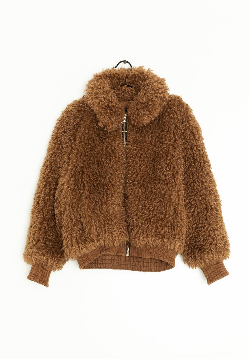 Veste en fourrure synthétique marron avec fermeture éclair, col rond, et poignets et ourlet côtelés. Design doux, texturé et léger.