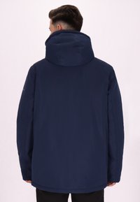 Mørkeblå vandtæt jakke med høj halshætte, glat tekstur, lange ærmer og en elegant, strømlinet silhuet.