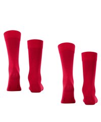 Rote Baumwollsocken mit gerippten Bündchen. Glatte Textur, knöchelhohe Länge und nahtloses Fußdesign. Keine sichtbaren Muster oder Hardware.