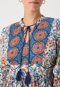 Vero Moda Petite VMSIS SHORT DRESS - Dnevna haljina - bright white/blue boho