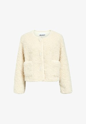 Kremowa krótka kurtka z teksturowanej tkaniny, z okrągłym dekoltem, z przodu zapinana na guziki oraz z dwiema naszytymi kieszeniami.