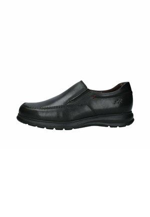 Zapato de piel negro de tipo slip-on con puntera redondeada, detalle de costura sutil y suela de goma texturizada para mayor agarre. Presenta un diseño minimalista.