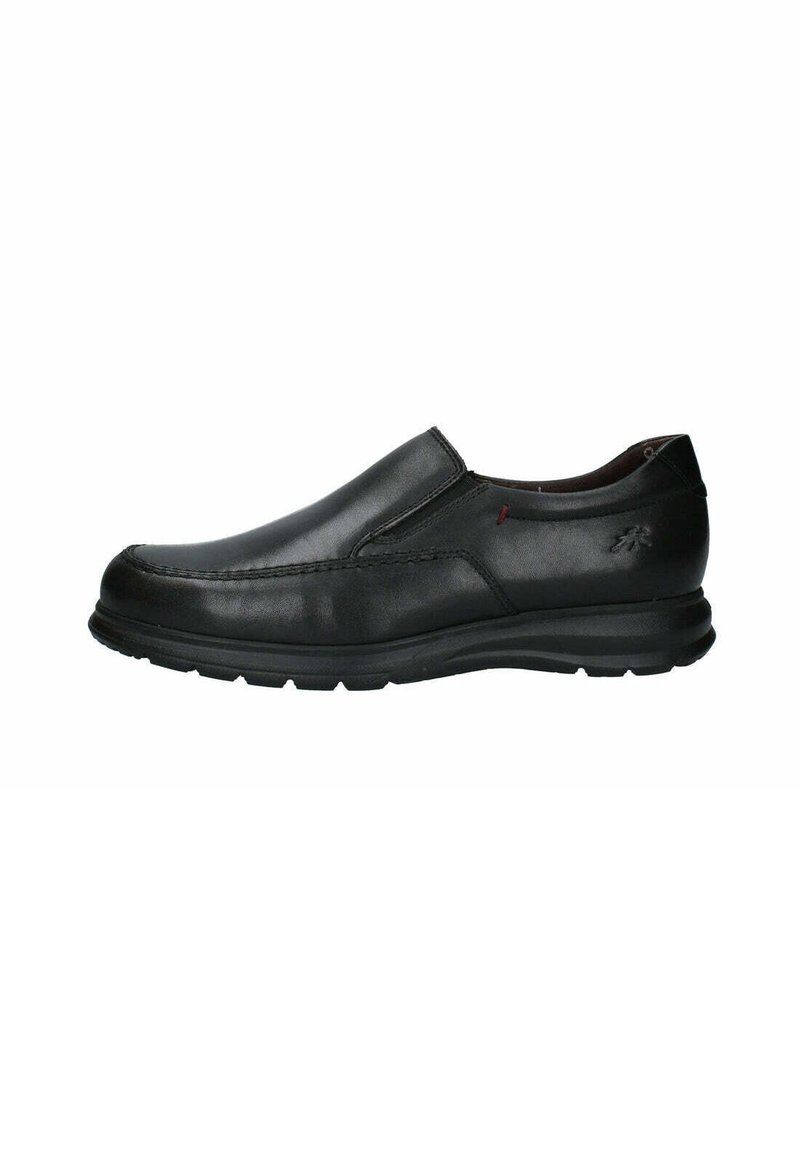 Zapato de piel negro de tipo slip-on con puntera redondeada, detalle de costura sutil y suela de goma texturizada para mayor agarre. Presenta un diseño minimalista.