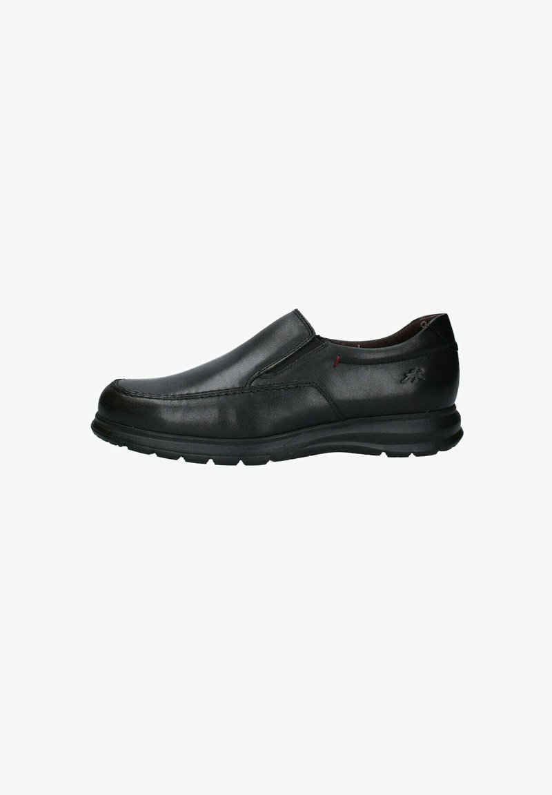 Zapato de piel negro de tipo slip-on con puntera redondeada, detalle de costura sutil y suela de goma texturizada para mayor agarre. Presenta un diseño minimalista.