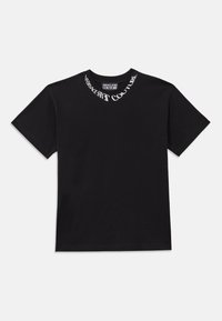 Svart bomulls T-skjorte med korte ermer, med rund hals og hvit "VERSACE JEANS COUTURE" logo trykt langs kragen.