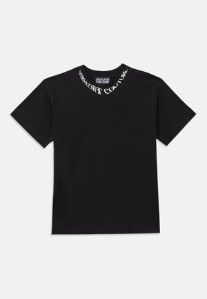 Schwarzes Baumwoll-T-Shirt mit kurzen Ärmeln, ausgestattet mit einem runden Halsausschnitt und einem weißen "VERSACE JEANS COUTURE"-Logo, das entlang des Kragens gedruckt ist.