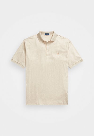 Tricou polo bej, fabricat din bumbac texturat, cu o închidere cu trei nasturi și mâneci scurte. Prezintă un logo mic pe pieptul stâng.