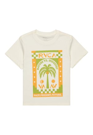 Cremefarvet T-shirt med et farverigt grafisk design med palmer, solmotiver og teksten "NATUR VS. INDUSTRI" i orange og grønne nuancer.