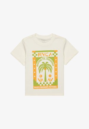 Cremefarvet T-shirt med et farverigt grafisk design med palmer, solmotiver og teksten "NATUR VS. INDUSTRI" i orange og grønne nuancer.