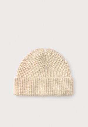 Bonnet en maille côtelée couleur crème avec un revers, présenté sur un fond clair uni.