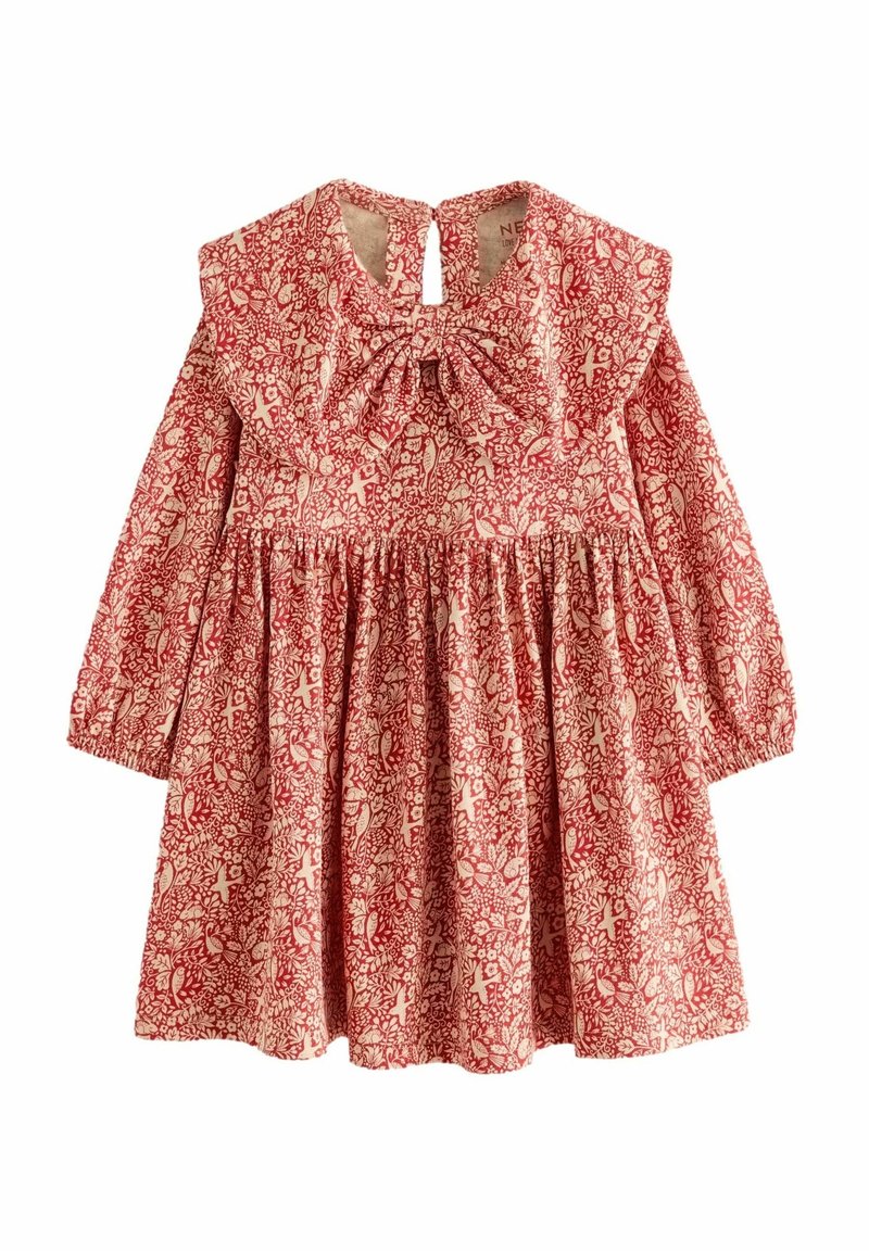 Robe bébé rouge à manches longues avec motif floral et d'oiseaux, empiècement à volants, jupe froncée et fermeture à boutons au dos du col.