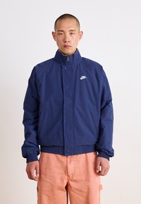 Nike Sportswear CLUB FUTURA - Letná bunda - midnight navy/white