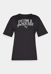 Musta puuvillapaa kietaisupaita lyhyillä hihoilla. Edessä on painettu "PUMA sports club" valkoisilla ja hopeisilla kirjaimilla. Pyöreä pääntie, normaali istuvuus.