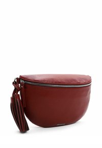 Bolso de mano de cuero rojo con forma redondeada, cierre con cremallera y un adorno de borlas en el lateral. Superficie texturizada con un patrón de grano visible.