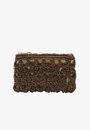 Brązowy szydełkowy woreczek z kwiatowym wzorem, złotym zamkiem błyskawicznym i jasną podszewką widoczną przez detale szydełkowe.