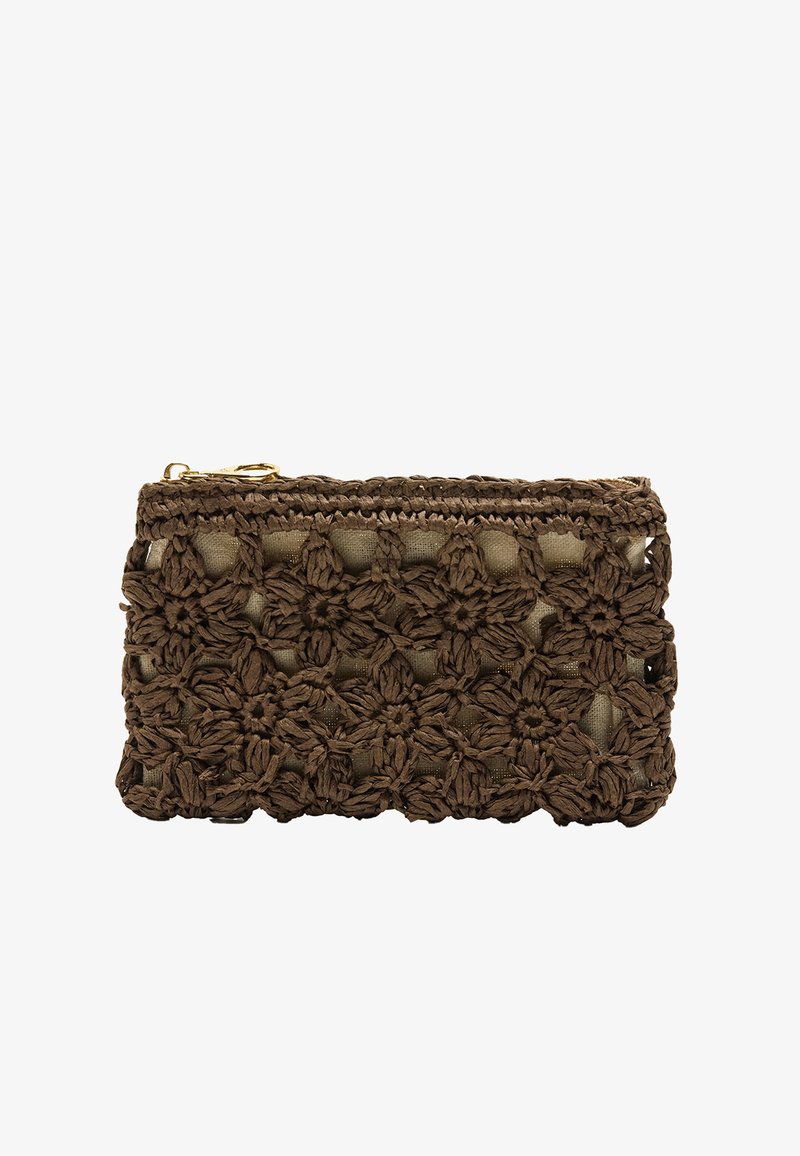 Brązowy szydełkowy woreczek z kwiatowym wzorem, złotym zamkiem błyskawicznym i jasną podszewką widoczną przez detale szydełkowe.