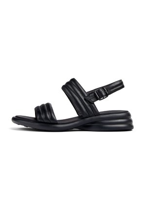 Sandalias de cuero negro con una correa y cierre de hebilla, que presentan un detalle acanalado en la parte superior y una suela contorneada y acolchada.