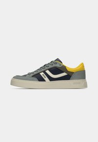 Αθλητικά παπούτσια με συνδυασμό υλικών σε γκρι, ναυτικό μπλε και κίτρινο, με ομαλή υφή, λευκές λεπτομέρειες και επίπεδη λαστιχένια σόλα.
