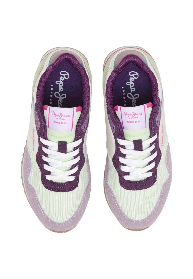 Sneaker verde chiaro e lavanda con lacci bianchi. Pannelli in tessuto testurizzato e accenti viola. Logo sulla linguetta e sul rivestimento interno.