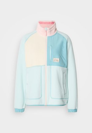 Hellblaue Fleecejacke mit rosa und cremefarbenen Akzenten, Frontreißverschluss, hohem Kragen, Seitentaschen und einem Logo-Patch auf der Brust.