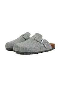 Sabots gris à dos ouvert, avec une boucle argentée et une semelle en caoutchouc texturée pour une meilleure traction.