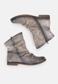 Botas tobilleras grises con diseño perforado, textura de cuero arrugado y cremallera lateral. Tacón bajo con logo decorativo en la parte trasera.